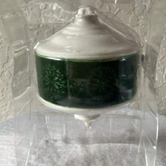 Hallmark: 2015- Keepsake Ornament- Emerald Joy Ceramic Christmas Ornament - Picture 6 of 16